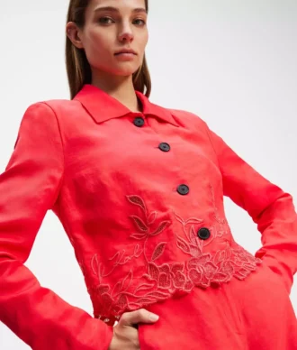 CHAQUETA CON BORDADOS RECORTADOS