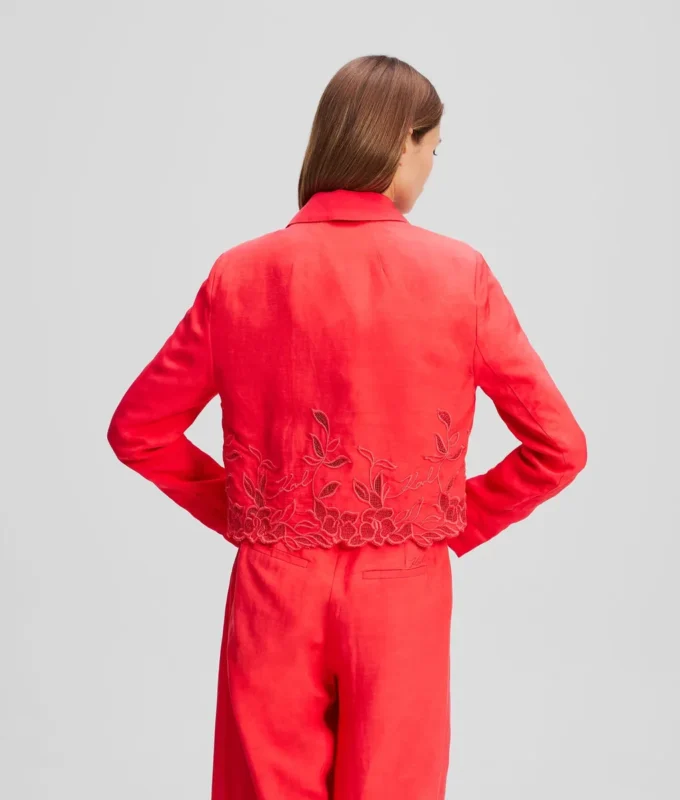 CHAQUETA CON BORDADOS RECORTADOS CHAQUETA CON BORDADOS RECORTADOS