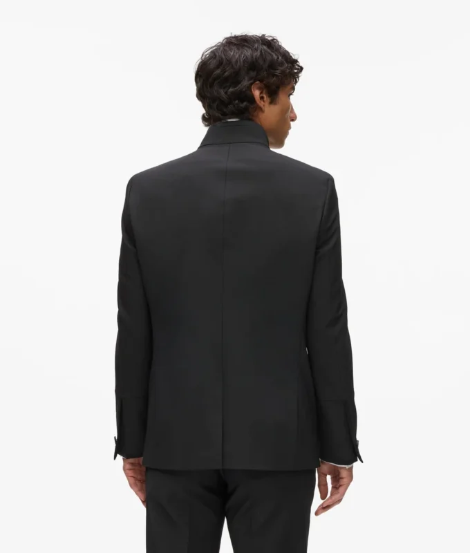 CHAQUETA CON CUELLO ALTO CHAQUETA CON CUELLO ALTO