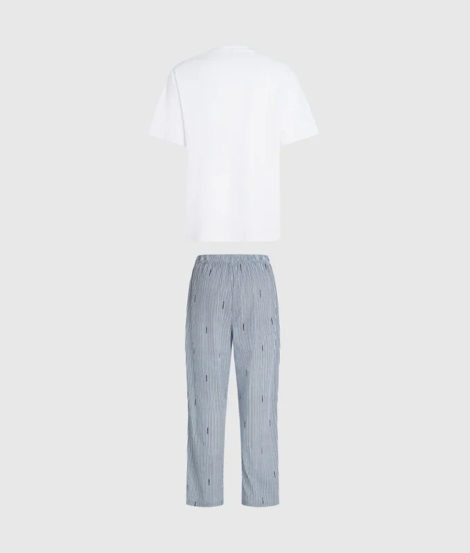 Conjunto de pijama a rayas Conjunto de pijama a rayas