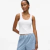 Conjunto de pijama con camiseta sin mangas y pantalones cortos. Conjunto de pijama con camiseta sin mangas y pantalones cortos.