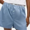 Conjunto de pijama con camiseta sin mangas y pantalones cortos. Conjunto de pijama con camiseta sin mangas y pantalones cortos.