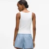 Conjunto de pijama con camiseta sin mangas y pantalones cortos. Conjunto de pijama con camiseta sin mangas y pantalones cortos.