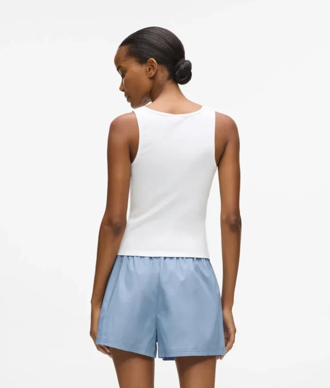 Conjunto de pijama con camiseta sin mangas y pantalones cortos. Conjunto de pijama con camiseta sin mangas y pantalones cortos.
