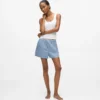 Conjunto de pijama con camiseta sin mangas y pantalones cortos. Conjunto de pijama con camiseta sin mangas y pantalones cortos.