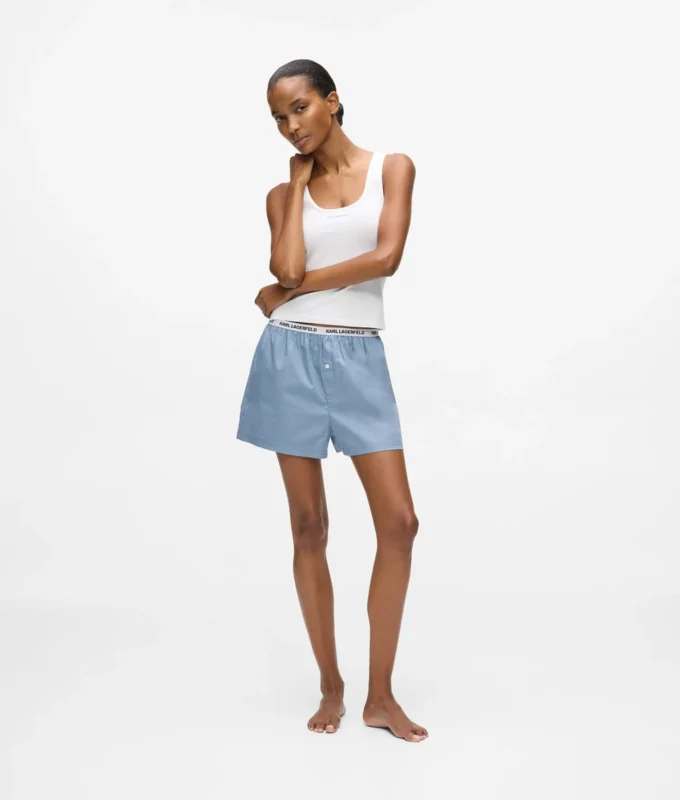 Conjunto de pijama con camiseta sin mangas y pantalones cortos. Conjunto de pijama con camiseta sin mangas y pantalones cortos.
