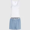 Conjunto de pijama con camiseta sin mangas y pantalones cortos. Conjunto de pijama con camiseta sin mangas y pantalones cortos.