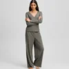 CONJUNTO DE PIJAMA CON LOGOTIPO Y CANALETAS CONJUNTO DE PIJAMA CON LOGOTIPO Y CANALETAS
