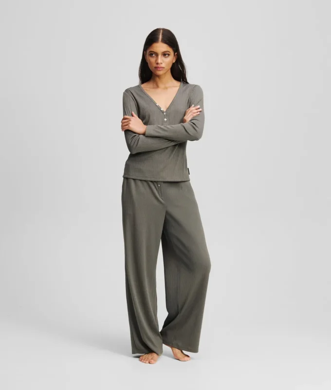 CONJUNTO DE PIJAMA CON LOGOTIPO Y CANALETAS CONJUNTO DE PIJAMA CON LOGOTIPO Y CANALETAS