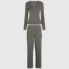 CONJUNTO DE PIJAMA CON LOGOTIPO Y CANALETAS CONJUNTO DE PIJAMA CON LOGOTIPO Y CANALETAS