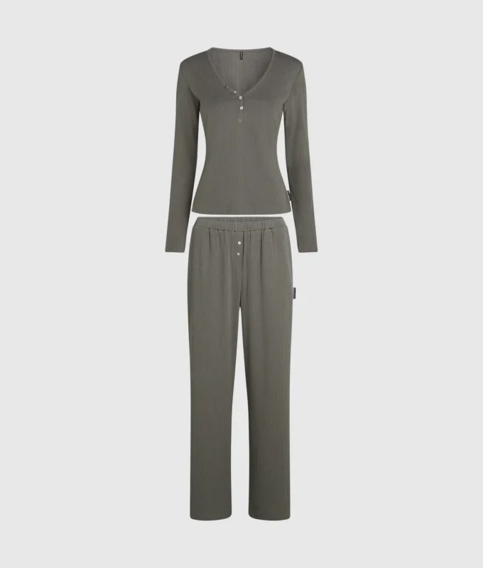 CONJUNTO DE PIJAMA CON LOGOTIPO Y CANALETAS CONJUNTO DE PIJAMA CON LOGOTIPO Y CANALETAS
