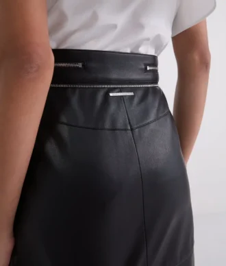 FALDA DE CUERO SINTÉTICO CON DETALLE DE CREMALLERA