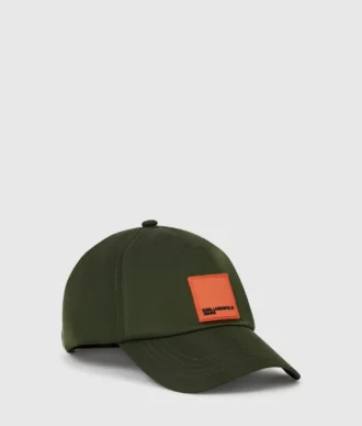 Gorra con logotipo en caja