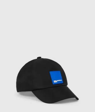 Gorra con logotipo en caja