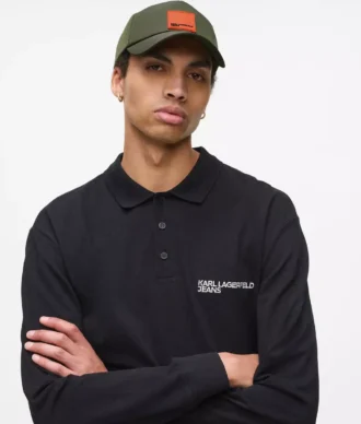 Gorra con logotipo en caja