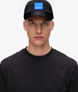 Gorra con logotipo en caja