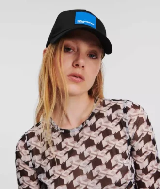 Gorra con parche con logotipo