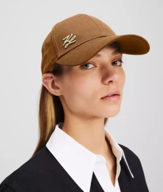GORRA CON PIN AUTÓGRAFO