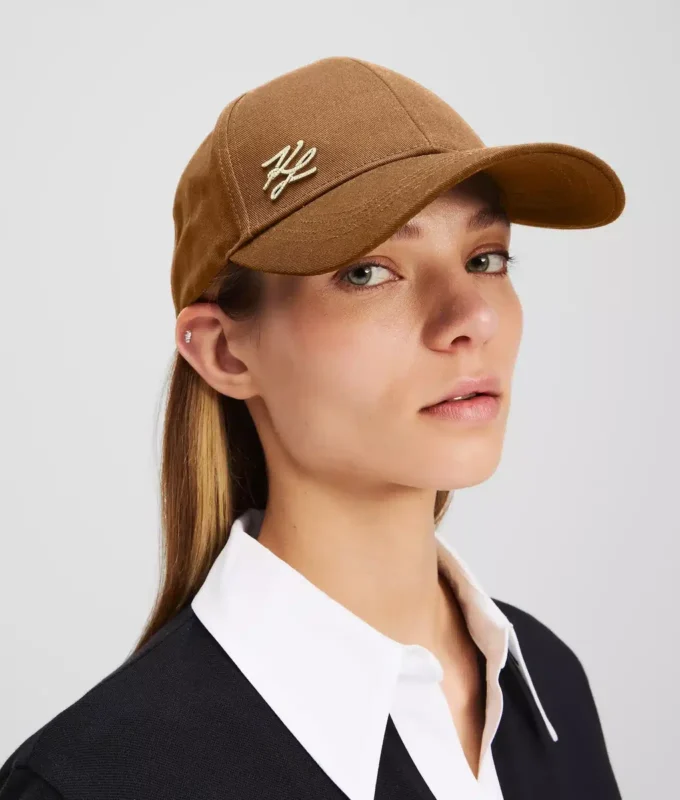 GORRA CON PIN AUTÓGRAFO