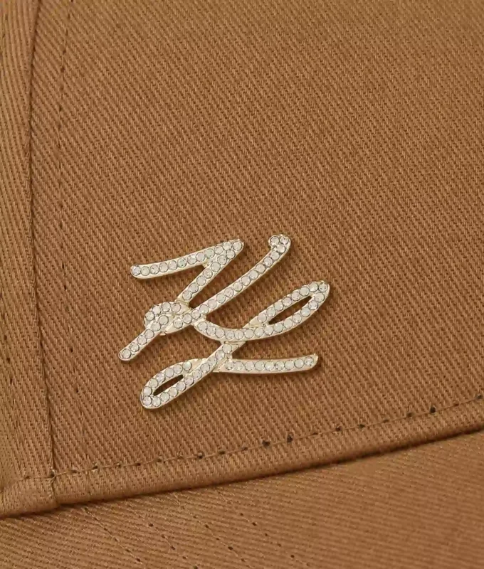 GORRA CON PIN AUTÓGRAFO