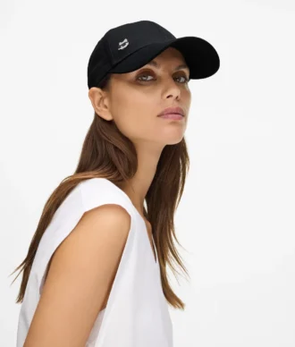 Gorra con pin Ikon Choupette