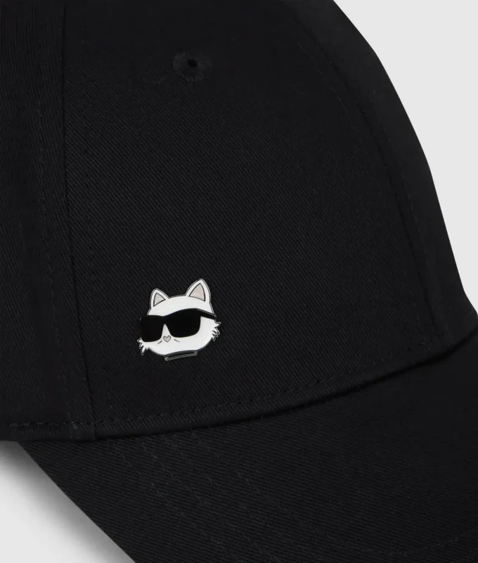 Gorra con pin Ikon Choupette