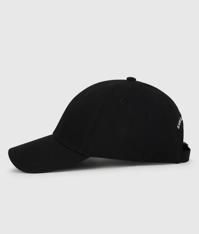 Gorra con pin Ikon Choupette