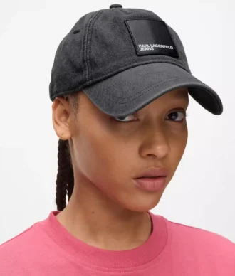 Gorra vaquera con logotipo en caja