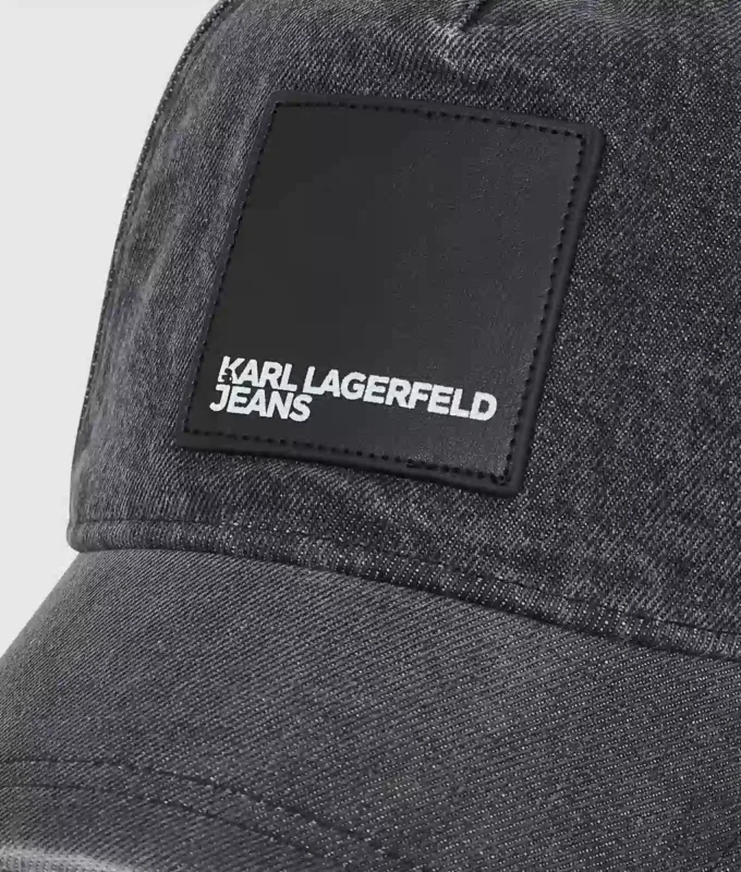 Gorra vaquera con logotipo en caja