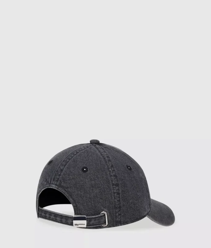 Gorra vaquera con logotipo en forma de caja