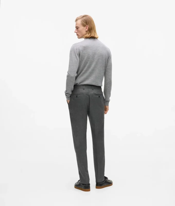 Pantalones entallados con pernera recta Pantalones entallados con pernera recta
