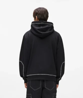 Sudadera con capucha y costuras en contraste