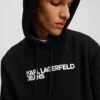 SUDADERA CON CAPUCHA Y LOGOTIPO SUDADERA CON CAPUCHA Y LOGOTIPO