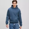 SUDADERA CON CAPUCHA Y LOGOTIPO DE PARCHE SUDADERA CON CAPUCHA Y LOGOTIPO DE PARCHE