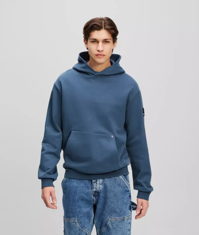 SUDADERA CON CAPUCHA Y LOGOTIPO DE PARCHE SUDADERA CON CAPUCHA Y LOGOTIPO DE PARCHE