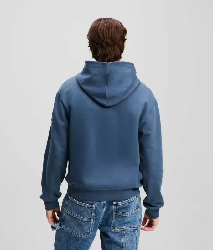 SUDADERA CON CAPUCHA Y LOGOTIPO DE PARCHE SUDADERA CON CAPUCHA Y LOGOTIPO DE PARCHE