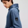 SUDADERA CON CAPUCHA Y LOGOTIPO DE PARCHE SUDADERA CON CAPUCHA Y LOGOTIPO DE PARCHE