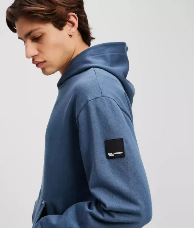 SUDADERA CON CAPUCHA Y LOGOTIPO DE PARCHE SUDADERA CON CAPUCHA Y LOGOTIPO DE PARCHE