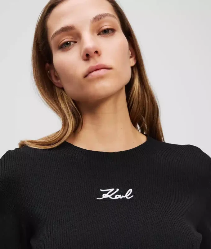 TOP CON CUELLO ALTO TOP CON CUELLO ALTO