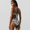 Top de bikini con estampado de abanicos
