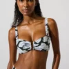 Top de bikini con estampado de abanicos