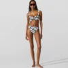 Top de bikini con estampado de abanicos