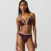 Top de bikini triangular festoneado Top de bikini triangular festoneado