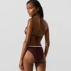 Top de bikini triangular festoneado Top de bikini triangular festoneado