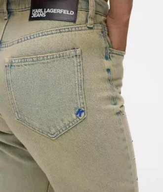 VAQUEROS RECTOS DE TALLA ALTA CON TACHAS