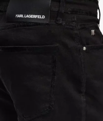Vaqueros slim con detalles metálicos