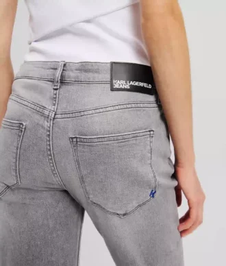 VAQUEROS SLIM DE TALLA MEDIA Y BAJAS DESGASTADAS