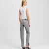 VAQUEROS SLIM DE TALLA MEDIA Y BAJAS DESGASTADAS VAQUEROS SLIM DE TALLA MEDIA Y BAJAS DESGASTADAS