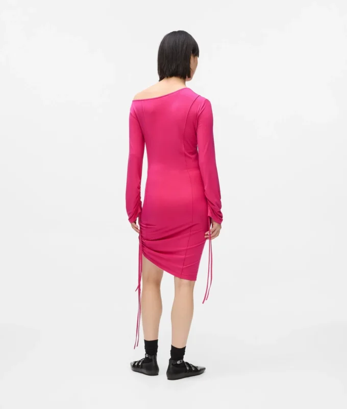 Vestido con cordón ajustable y hombros descubiertos Vestido con cordón ajustable y hombros descubiertos