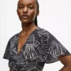Vestido con estampado de abanicos y cuello en V Vestido con estampado de abanicos y cuello en V